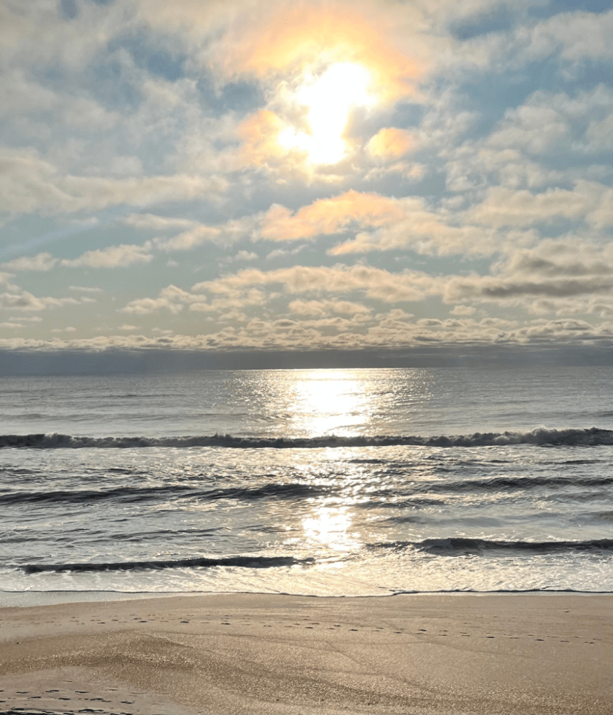 Morning sunrise dawning over ocean waves
